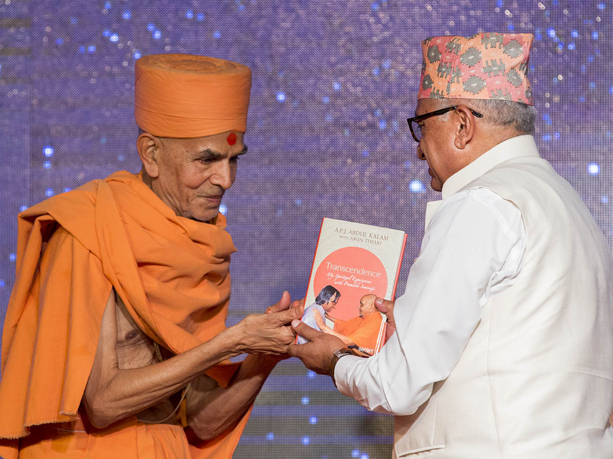 Pujya Mahant Swami presents 'Transcendence' to the Ambassador of Nepal