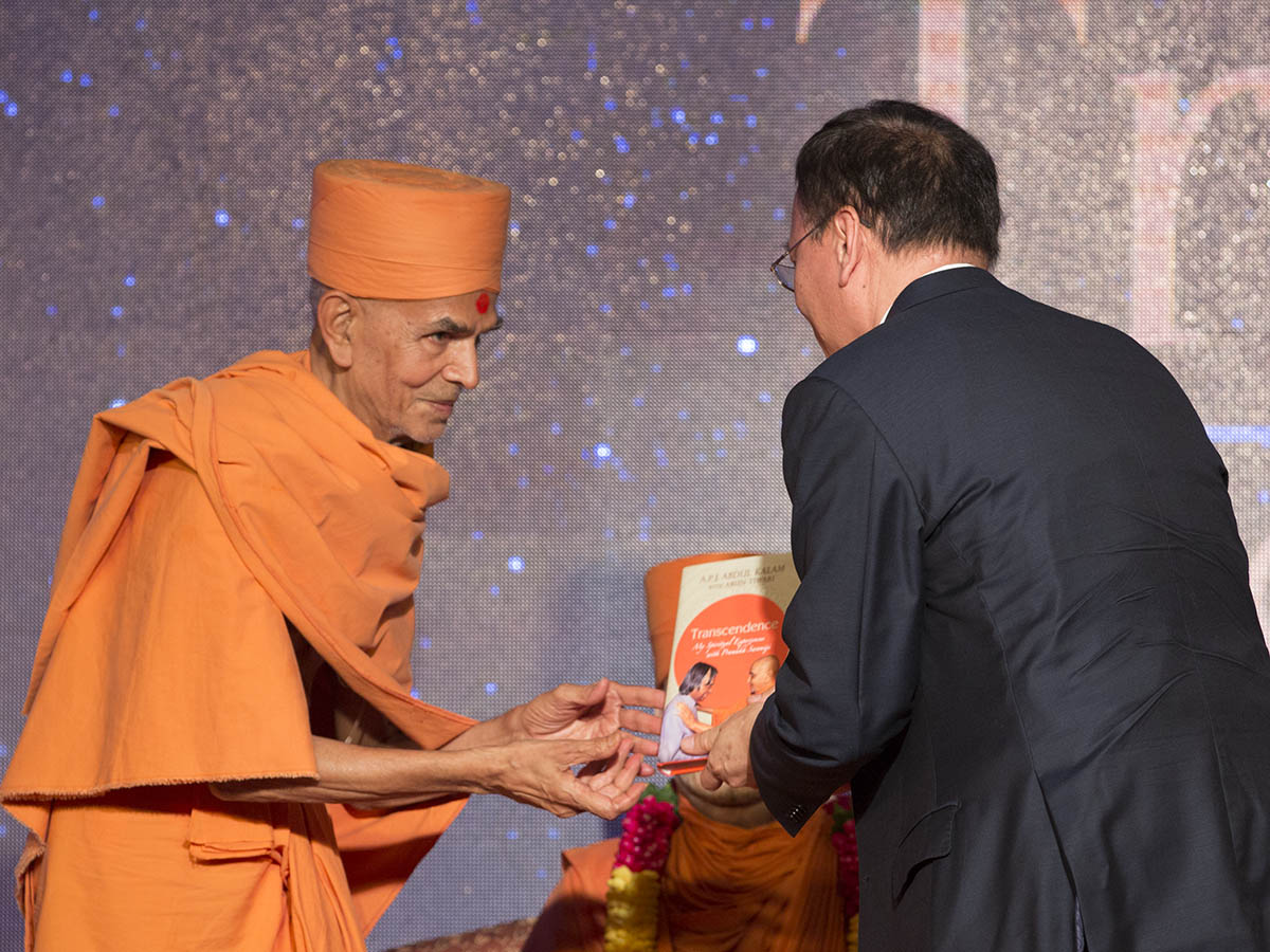 Pujya Mahant Swami presents 'Transcendence' to the Ambassador of China