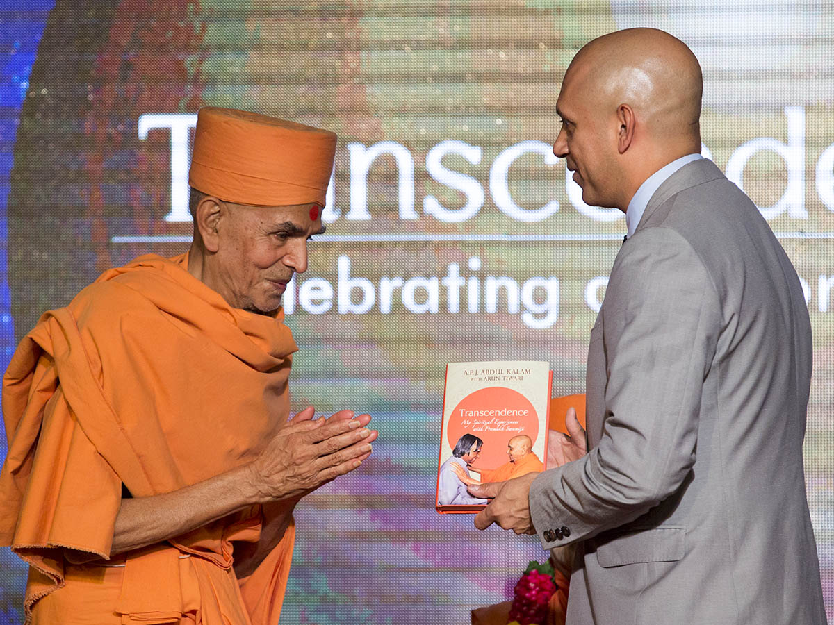 Pujya Mahant Swami presents 'Transcendence' to the Ambassador of Canada