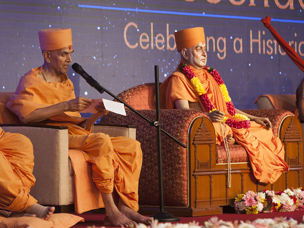 Pujya Mahant Swami addresses the guests