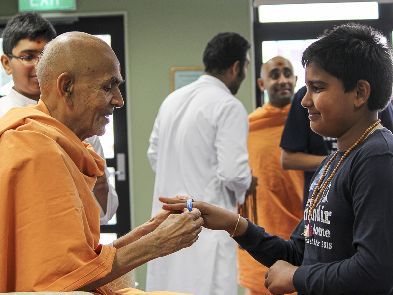 Pujya Mahant Swami present shibir mementos