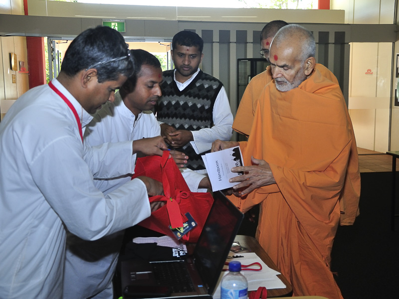 Pujya Mahant Swami visits registration desk 
