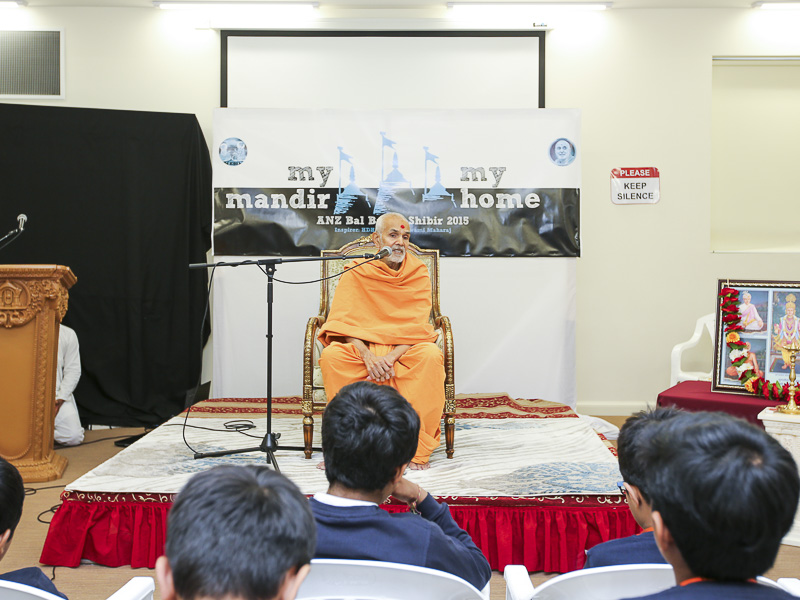 Pujya Mahant Swami addresses the shibir 