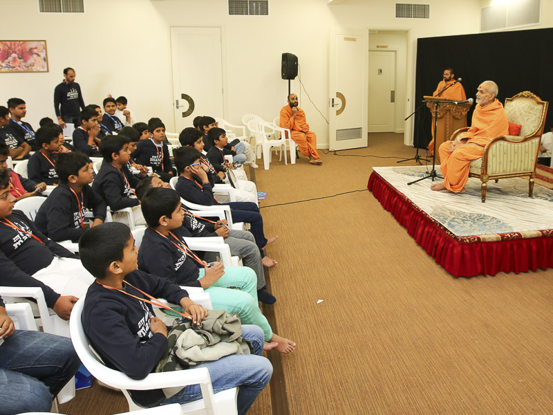 Pujya Mahant Swami addresses the shibir 