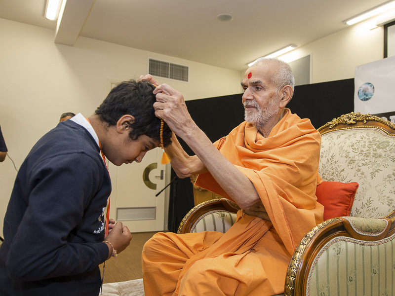 Pujya Mahant Swami blesses balaks