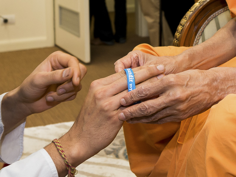 Pujya Mahant Swami presents shibir memento