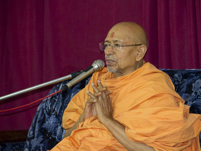 Pujya Tyagvallabh Swami blesses sadhus