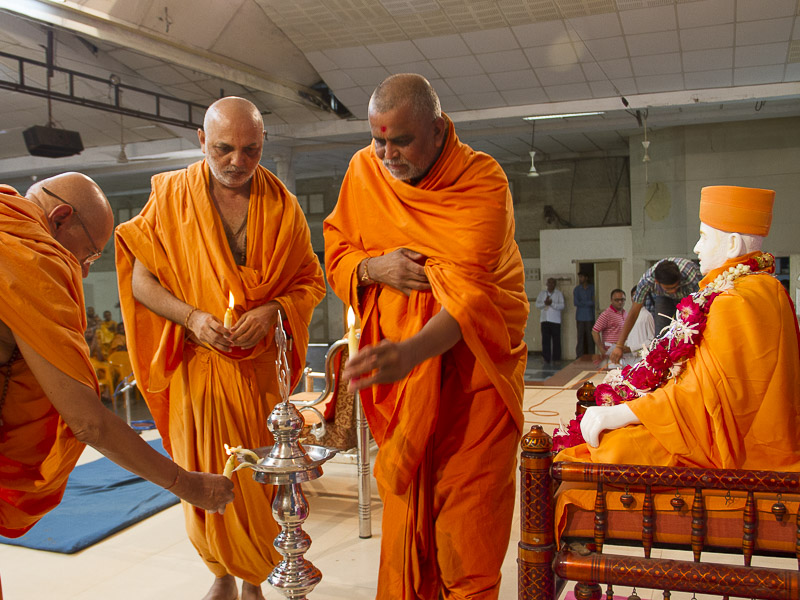 Pujya Tyagvallabh Swami, Yagnapriya Swami and Vedagna Swami light the inaugural lamp