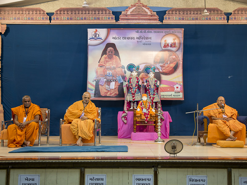 Pujya Tyagvallabh Swami delivers a discourse