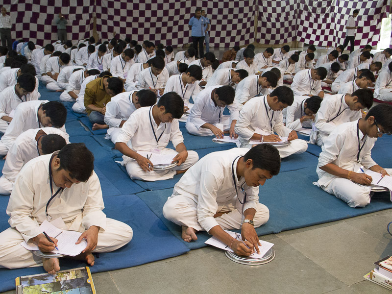 Students participate in the Satsang Knowledge competition