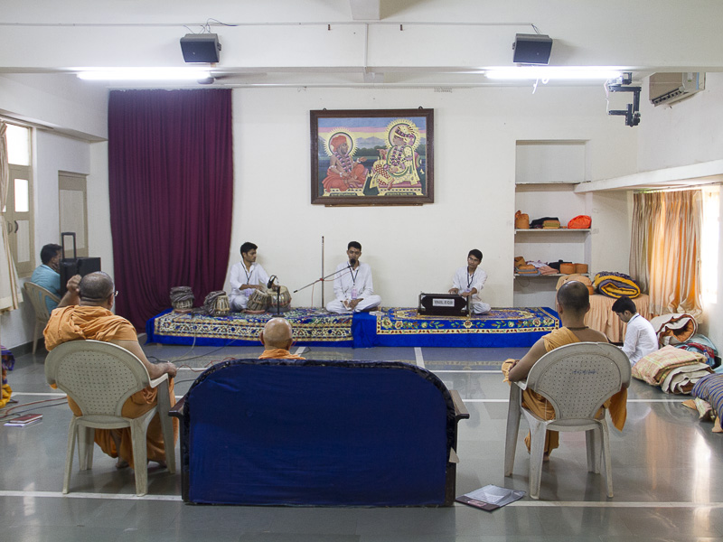 Pujya Tyagvallabh Swami visits the competitions