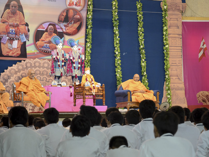Pujya Tyagvallabh Swami blesses the students