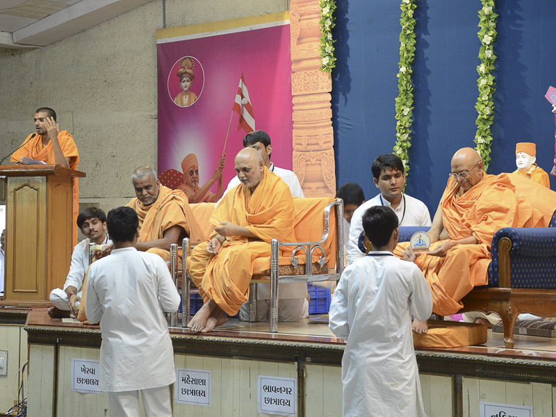 Pujya Tyagvallabh Swami blesses the winners and presents their trophies