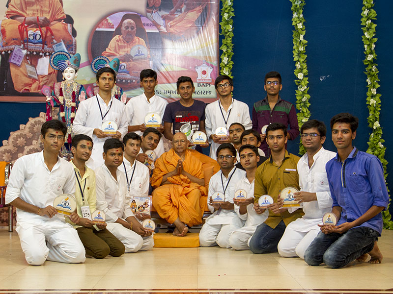 Pujya Tyagvallabh Swami with the Adhiveshan competition winners
