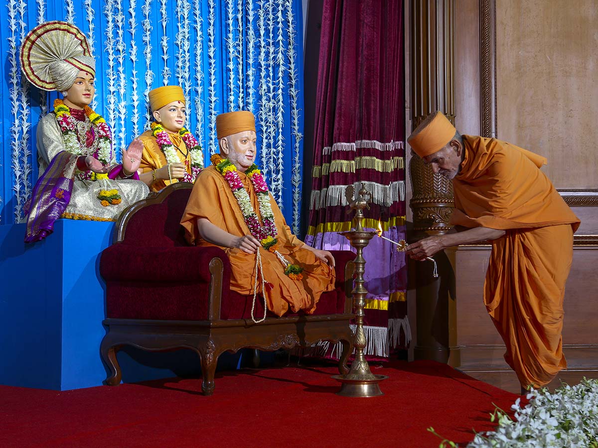 Deep Pragatya - Pujya Keshavjivan Swami (Pujya Mahant Swami) lights the inaugural lamp