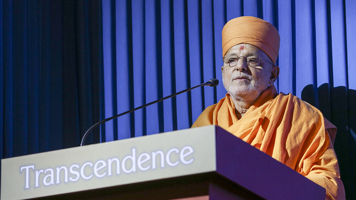 Pujya Ishwarcharan Swami addresses the guests