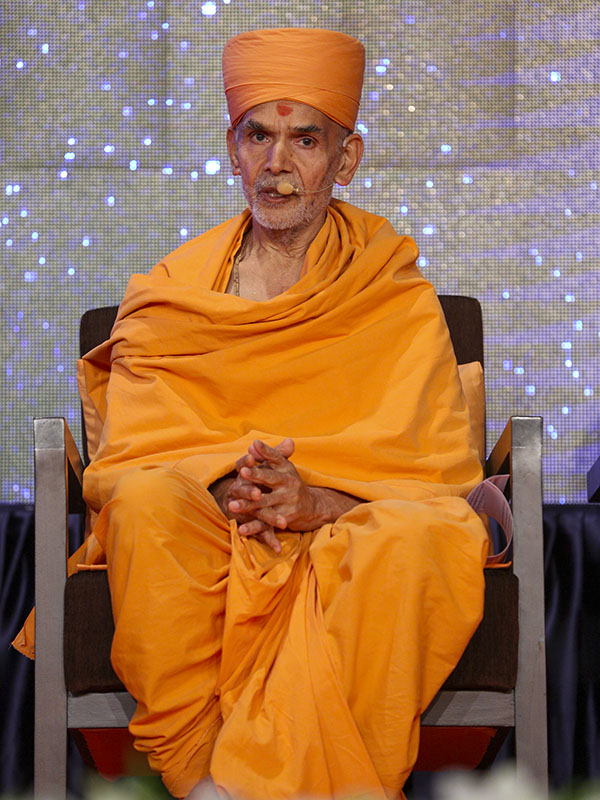 Pujya Mahant Swami addresses the guests