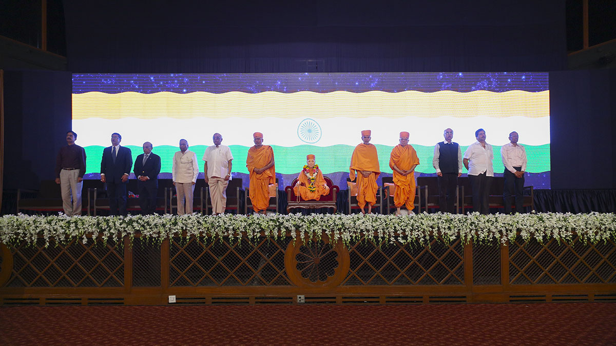 All guests stand to sing the Indian National Anthem, 'Jana Gana Mana', at the end of the ceremony 