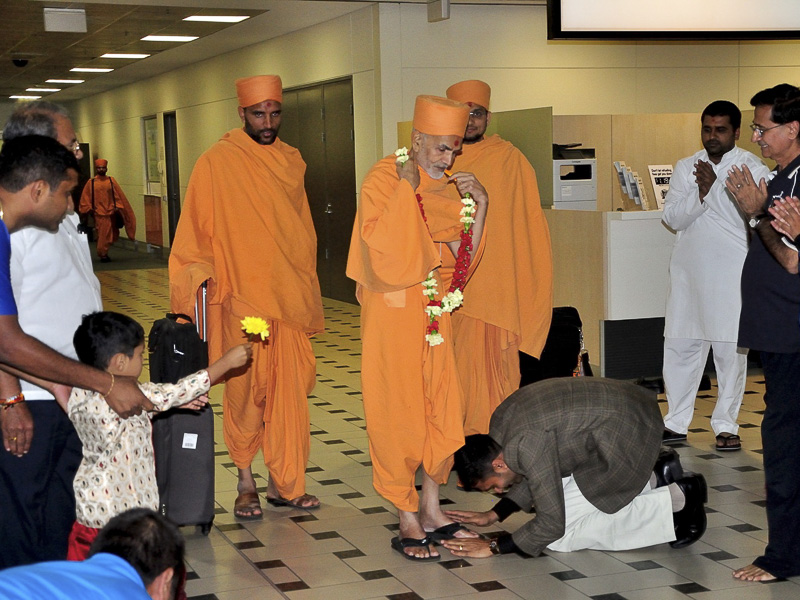 Pujya Mahant Swami arrives at Brisbane