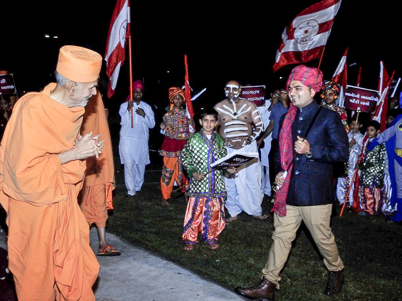 Devotees welcome Pujya Mahant Swami