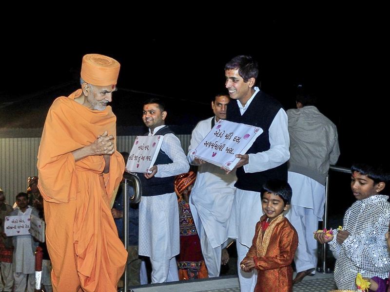 Devotees welcome Pujya Mahant Swami
