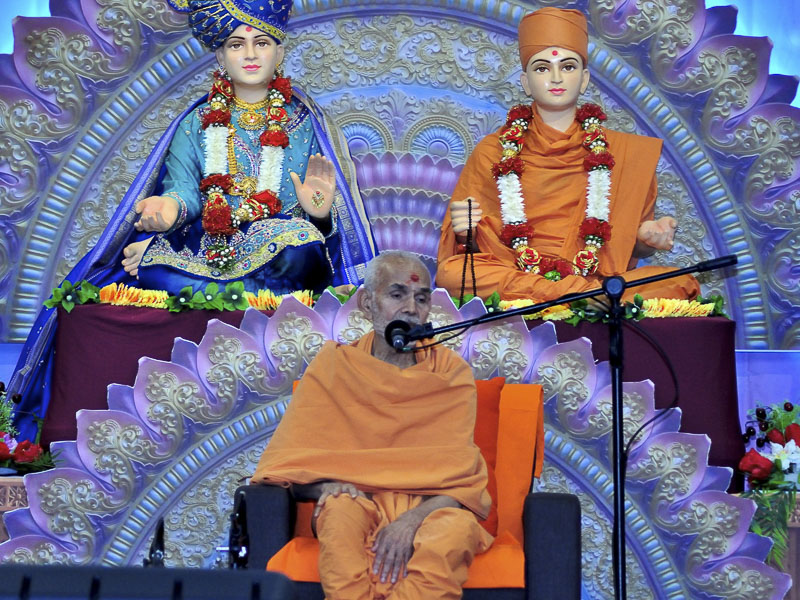 Pujya Mahant Swami delivers a discourse 