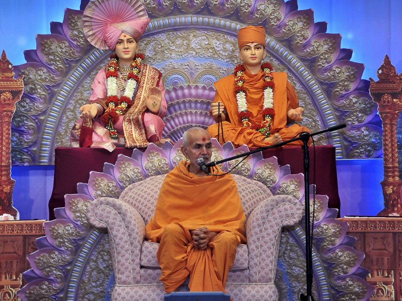 Pujya Mahant Swami delivers a discourse 
