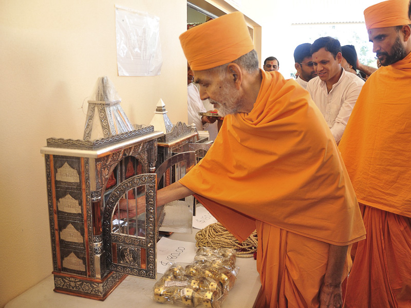 Pujya Mahant Swami visits bookstall