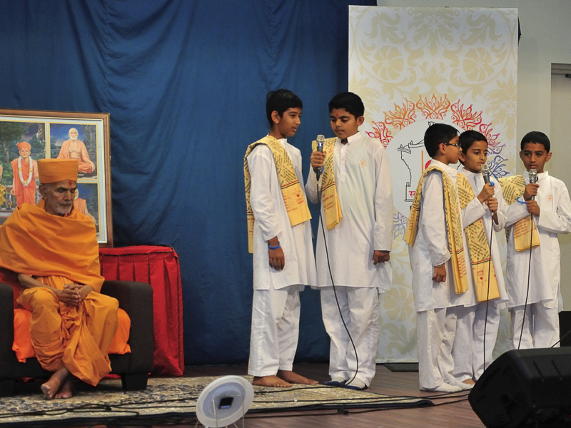 Children sing Sanskrit shlokas 