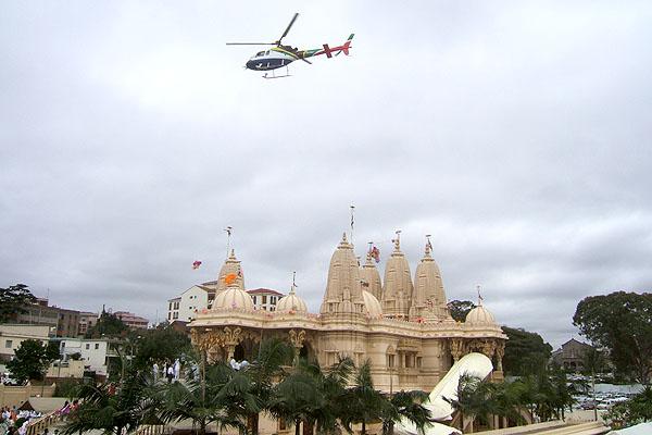 Swamishri Arrives in Nairobi