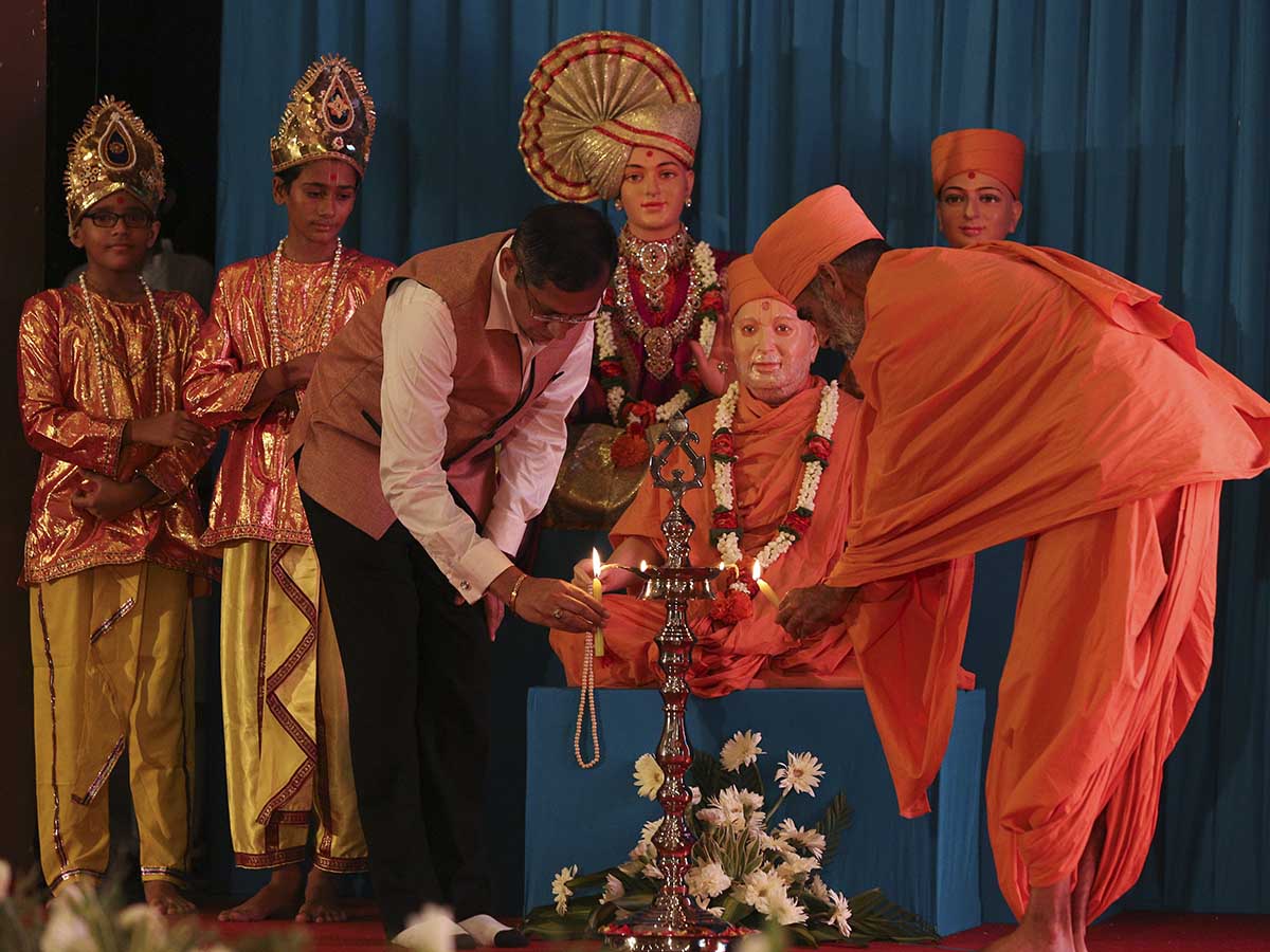 Deep Pragatya - Anandswarup Swami and Justice S. Vaidyanathan light the inaugural lamp