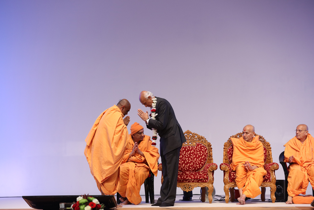 Pujya Satyavrat Swami welcoming HE Ranjan Mathai