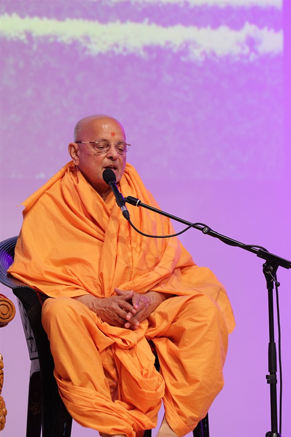 Pujya Ishwarcharan Swami, introducing London Mandir and the work of Pramukh Swami Maharaj