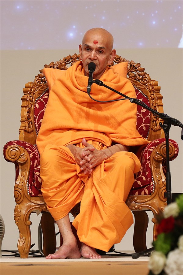 Pujya Mahant Swami, elaborating upon ‘Transcendence’ as a universal book of higher values