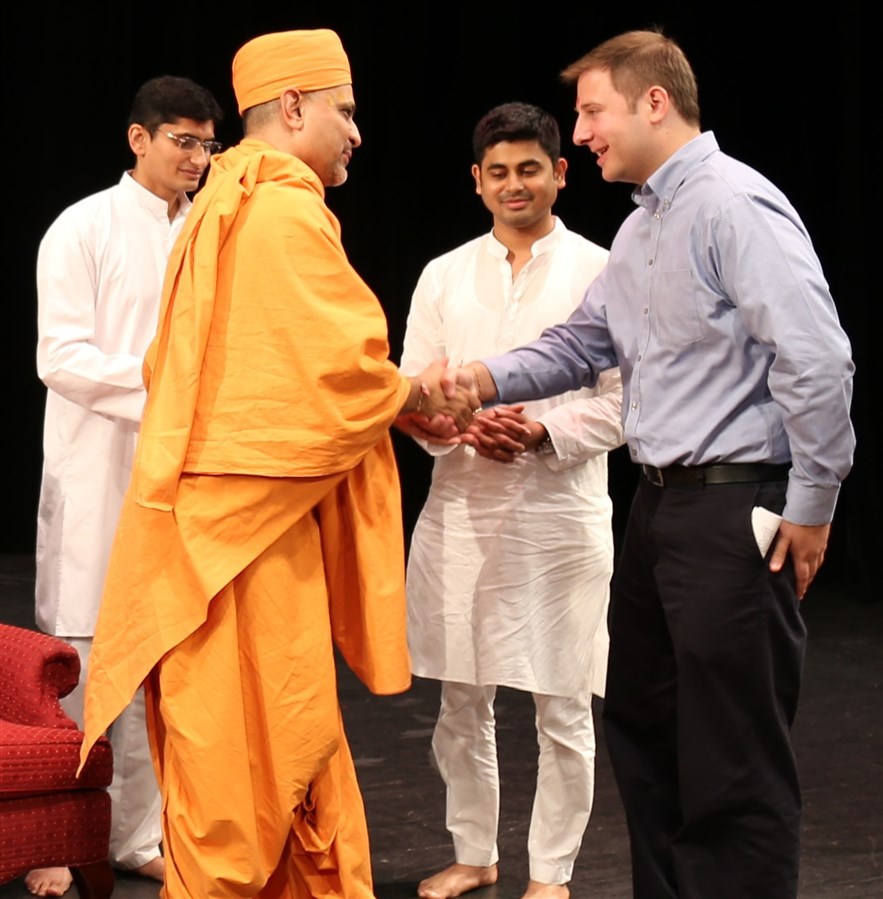 Pujya Vivekyogi Swami welcoming Gahanna City Councilman Joseph Gergley.