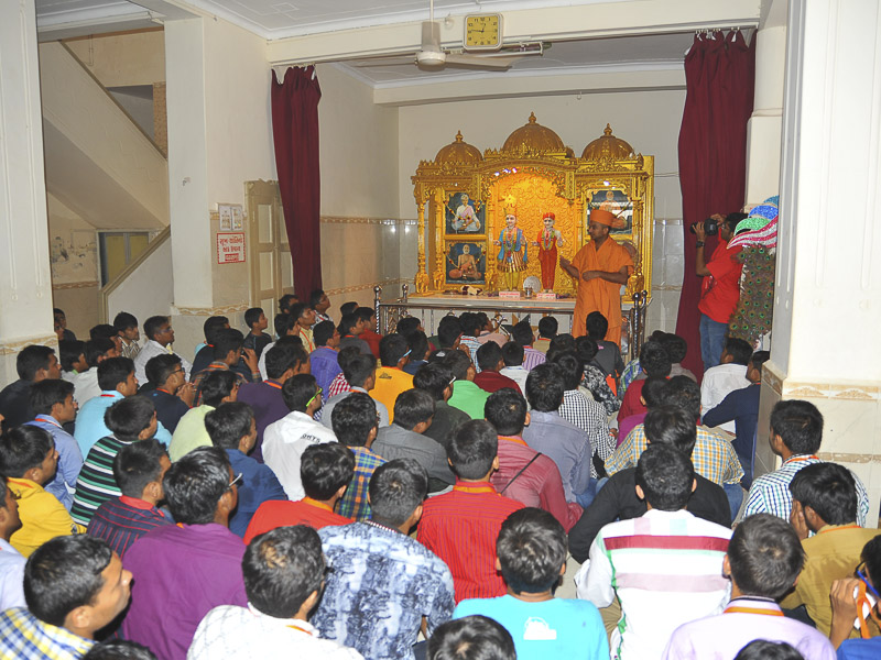 Yuvaks doing darshan of Thakorji in Mahuva