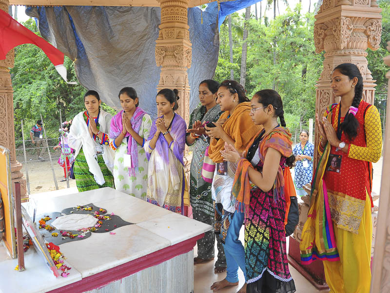 Yuvatis doing darshan at the samadhi sthan, Mahuva