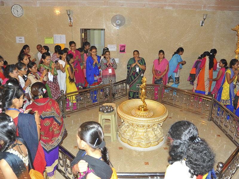 Yuvatis doing darshan and pradakshina of Shri Nilkanth Varni, Mahuva