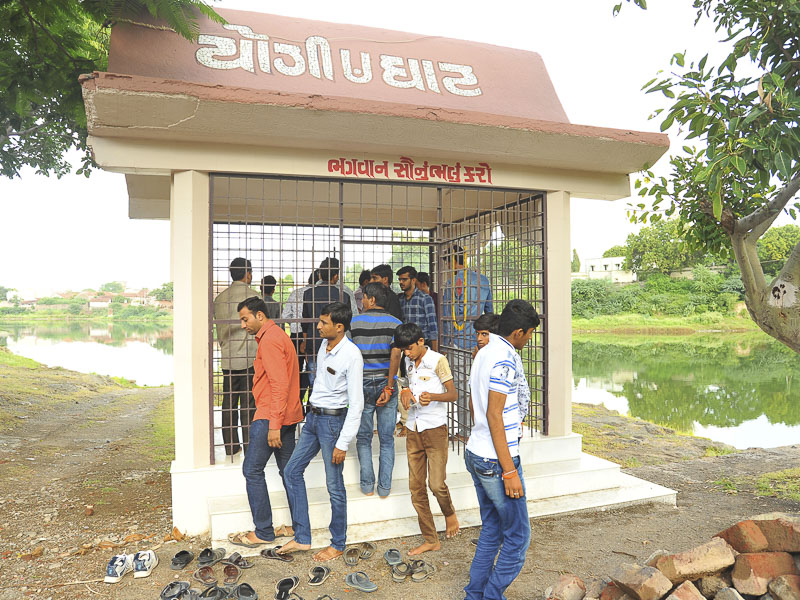 Yuvaks doing darshan at Yogi Ghat, Dhari