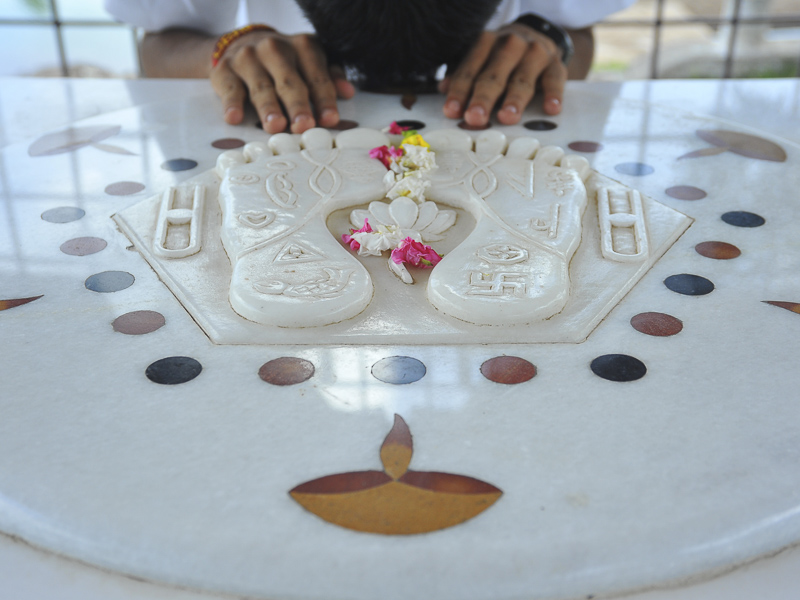Yuvaks doing darshan at Yogi Ghat, Dhari