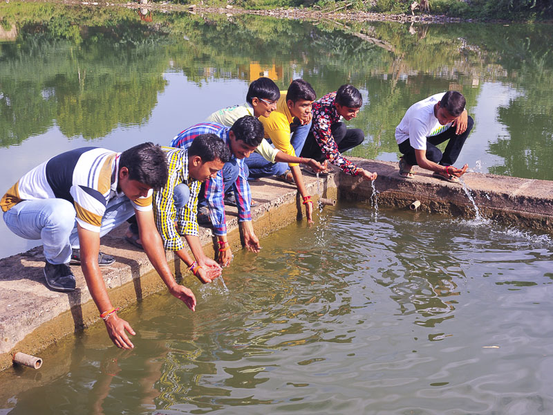 Yuvaks doing darshan at Yogi Ghat, Dhari
