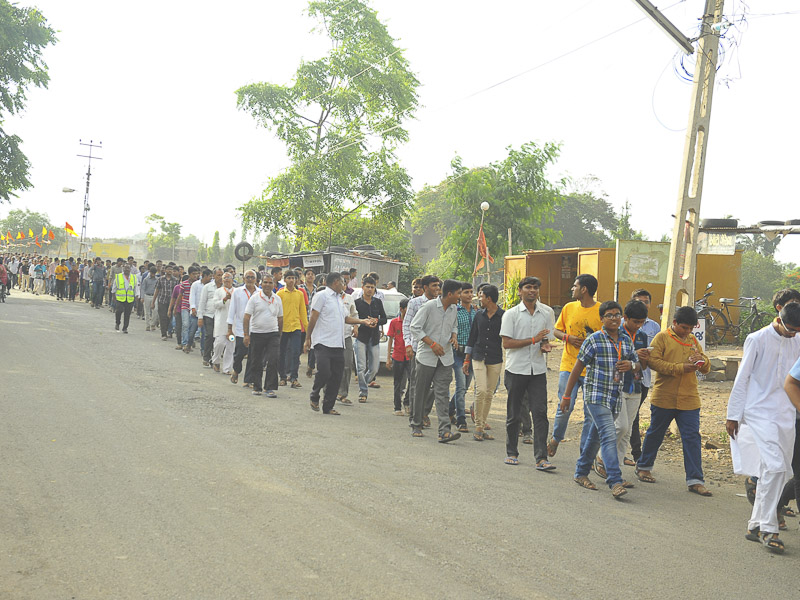 Yuvaks on the way to Dhari Mandir