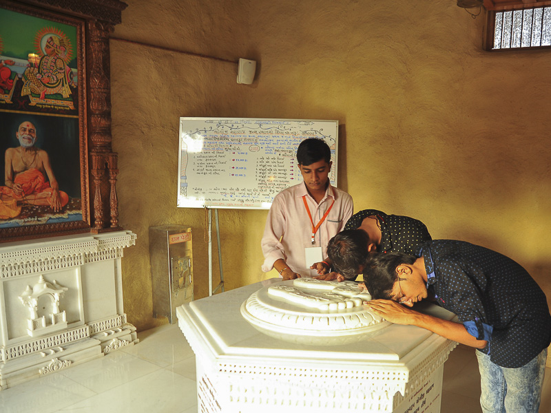 Yuvaks doing darshan at Brahmaswarup Yogiji Maharaj's birthplace, Dhari