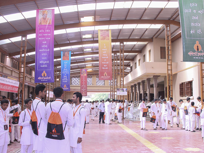 'Balihari Gurudevki' - Rajkot Yuva Shibir