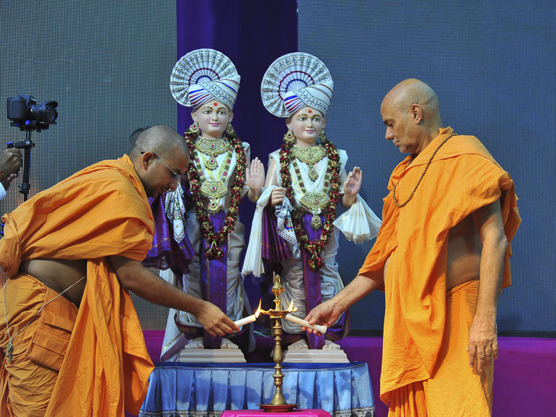 Pujya Viveksagar Swami and Apurvamuni Swami light the shibir's inaugural lamp