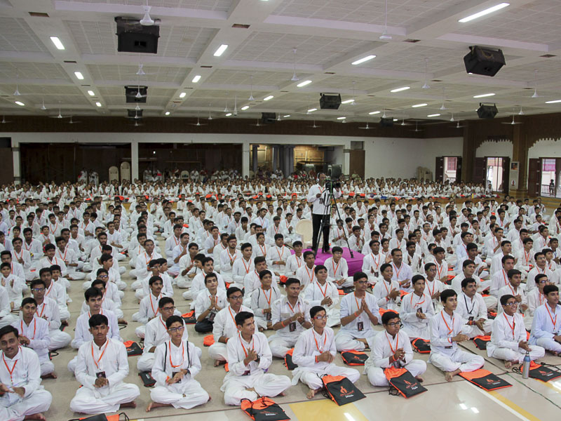 'Balihari Gurudevki' - Rajkot Yuva Shibir