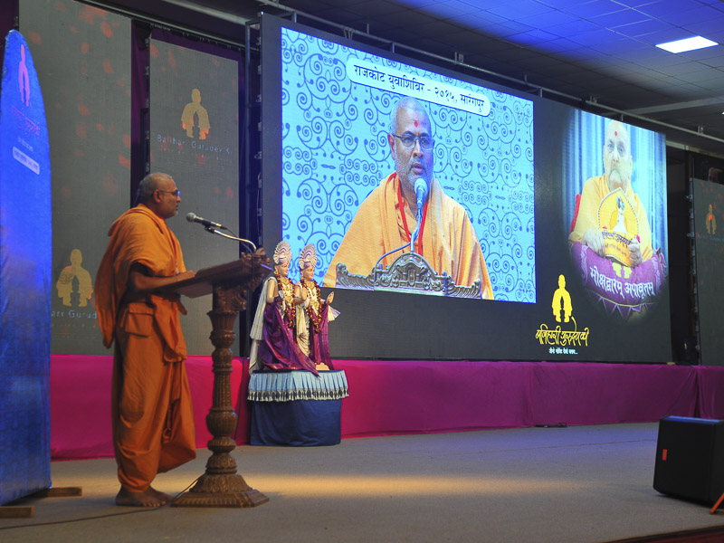 Brahmatirth Swami addresses the shibir