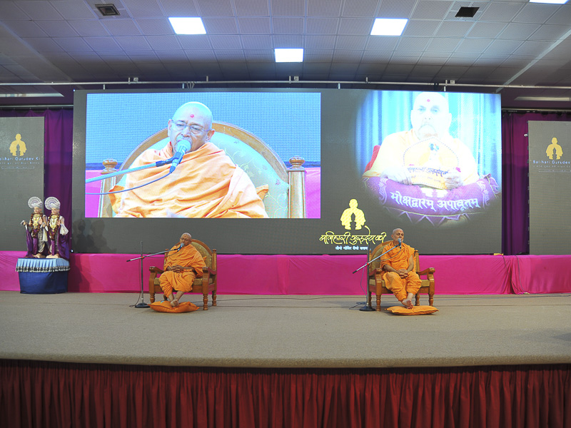 Pujya Tyagvallabh Swami and Pujya Viveksagar Swami address the shibir