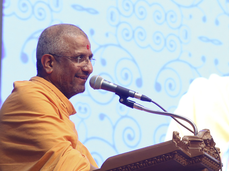 Aksharvatsal Swami addresses the shibir