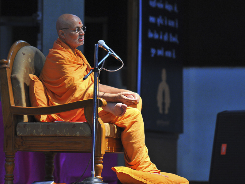 Pujya Vivkesagar Swami addresses the shibir